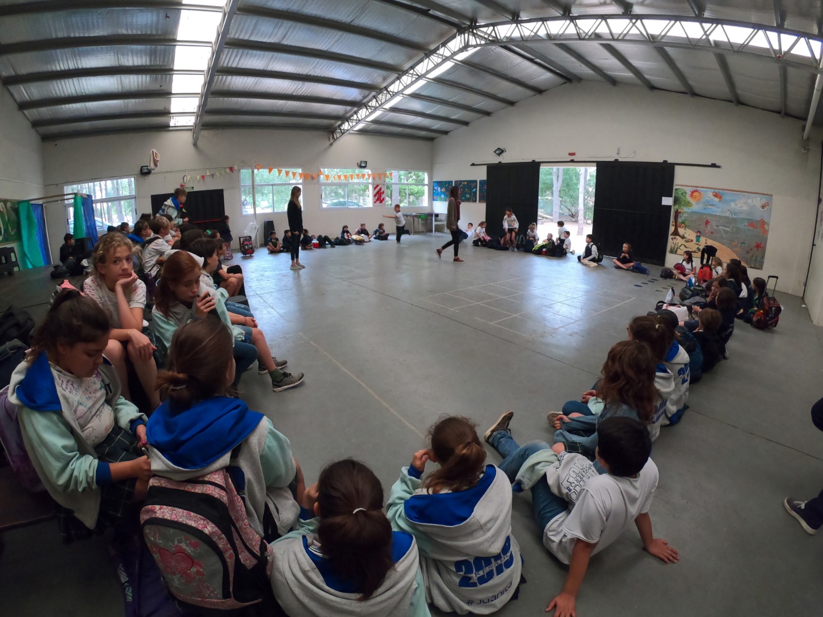 Asamblea en Colegio Tierra del Sur en Pinamar, Buenos Aires, Argentina