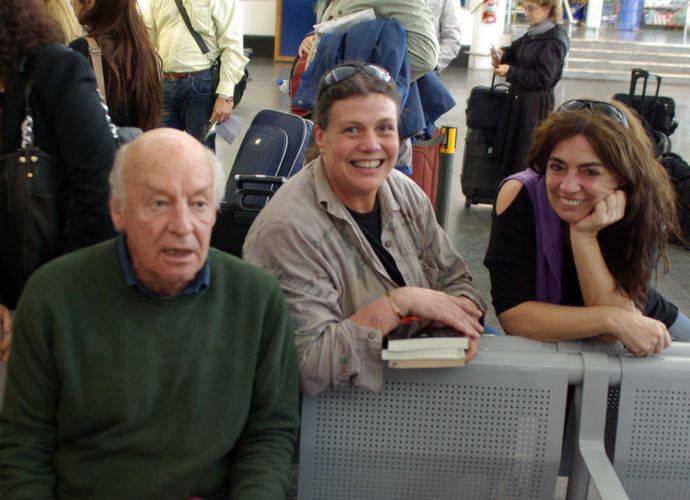 Fernanda Silva y Beatriz Mazzi con Eduardo Galeano